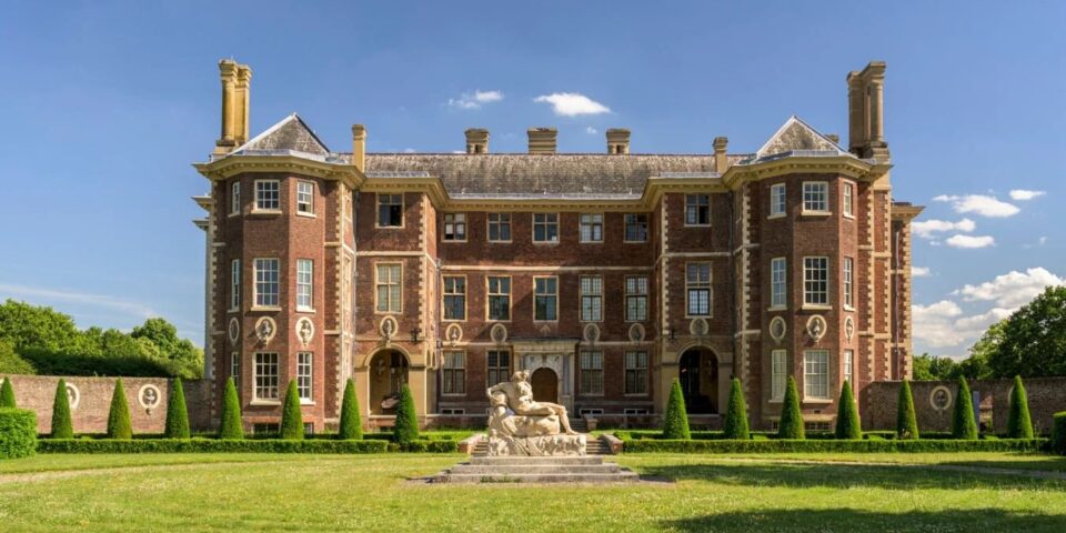 a picture of a large stately home