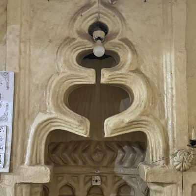 an elaborate niche with arches and plaster work inside the Ba'Mnara mosque in Zanzibar