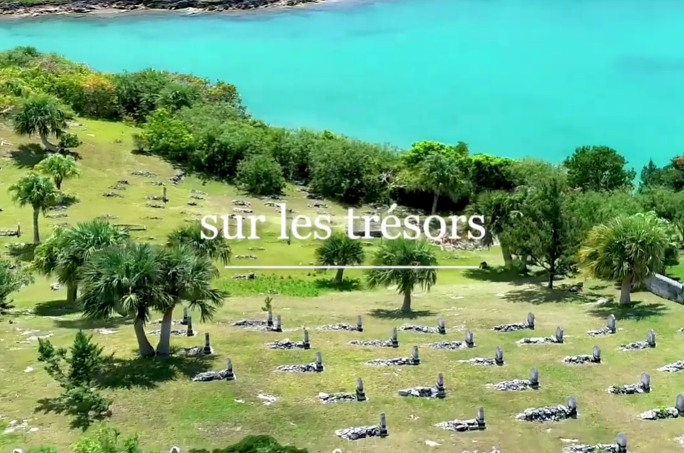 a photo of a bright turquoise sea with a cemetary in the foreground overlaid with white text in French